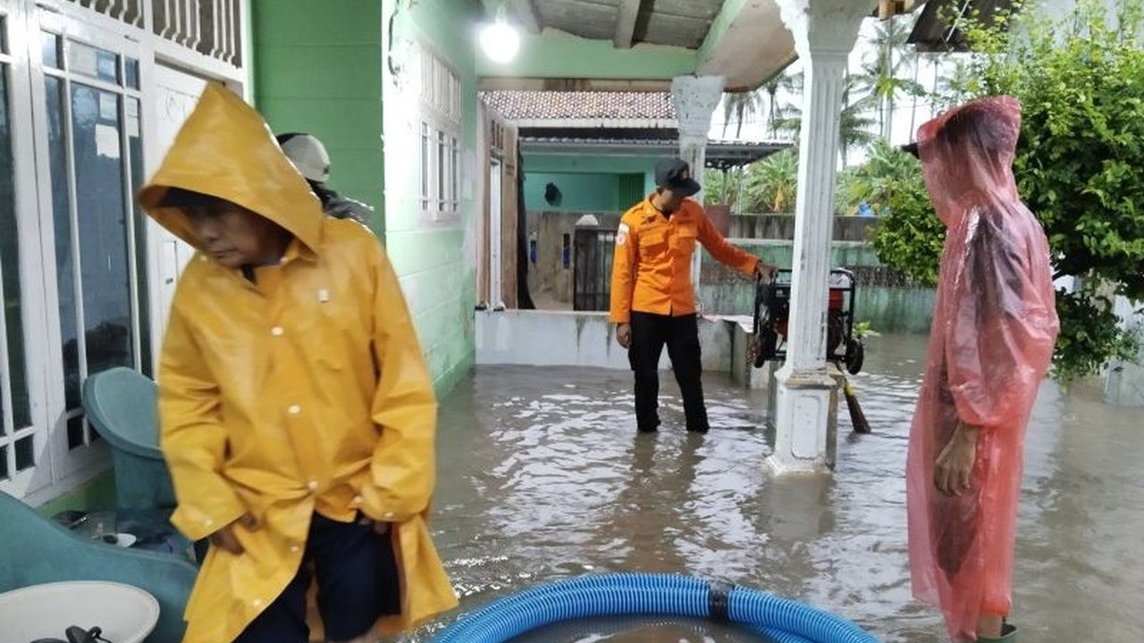 Banjir bandang di Lampung Selatan menyebabkan petugas gabungan membantu warga membersihkan lumpur dari rumah-rumah mereka, tanpa ada korban jiwa dilaporkan.