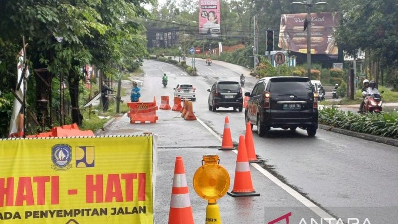Pemprov Kepri menganggarkan Rp70 miliar dari APBD 2025 untuk memperbaiki jalan-jalan provinsi yang rusak di tujuh kabupaten/kota, dengan koordinasi bersama pemerintah daerah setempat.