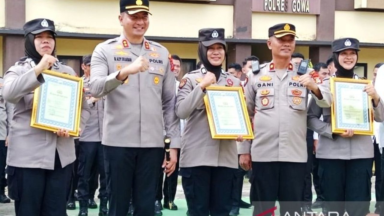 Sebanyak 19 Polwan Polres Gowa menerima penghargaan atas dedikasi dan kinerja luar biasa dalam melayani masyarakat, salah satunya aksi penyelamatan viral seorang pengemudi bentor yang jatuh ke parit.