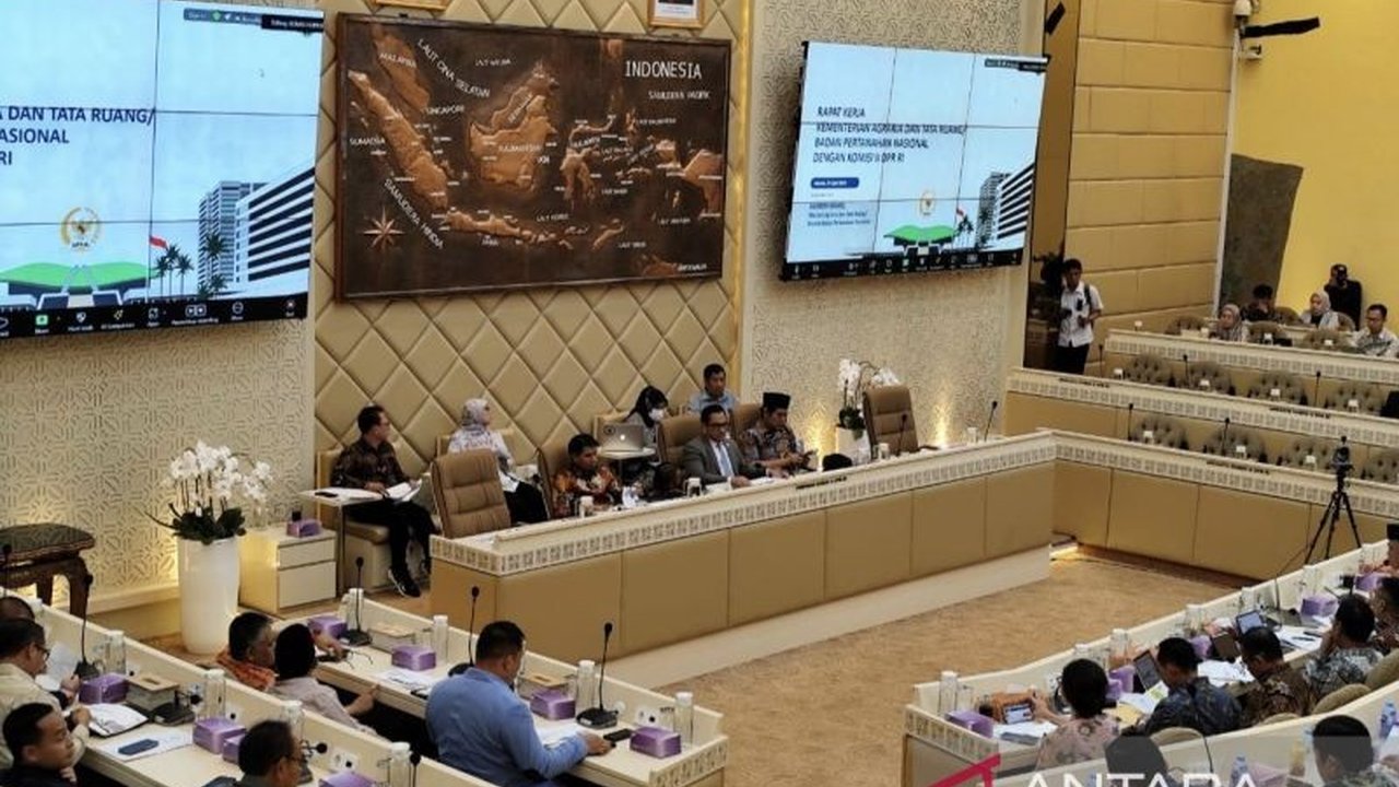 Komisi II DPR mendesak Menteri ATR/BPN Nusron Wahid untuk menindak tegas kepala kantor pertanahan (Kantah) yang absen dalam rapat kerja membahas konflik agraria.