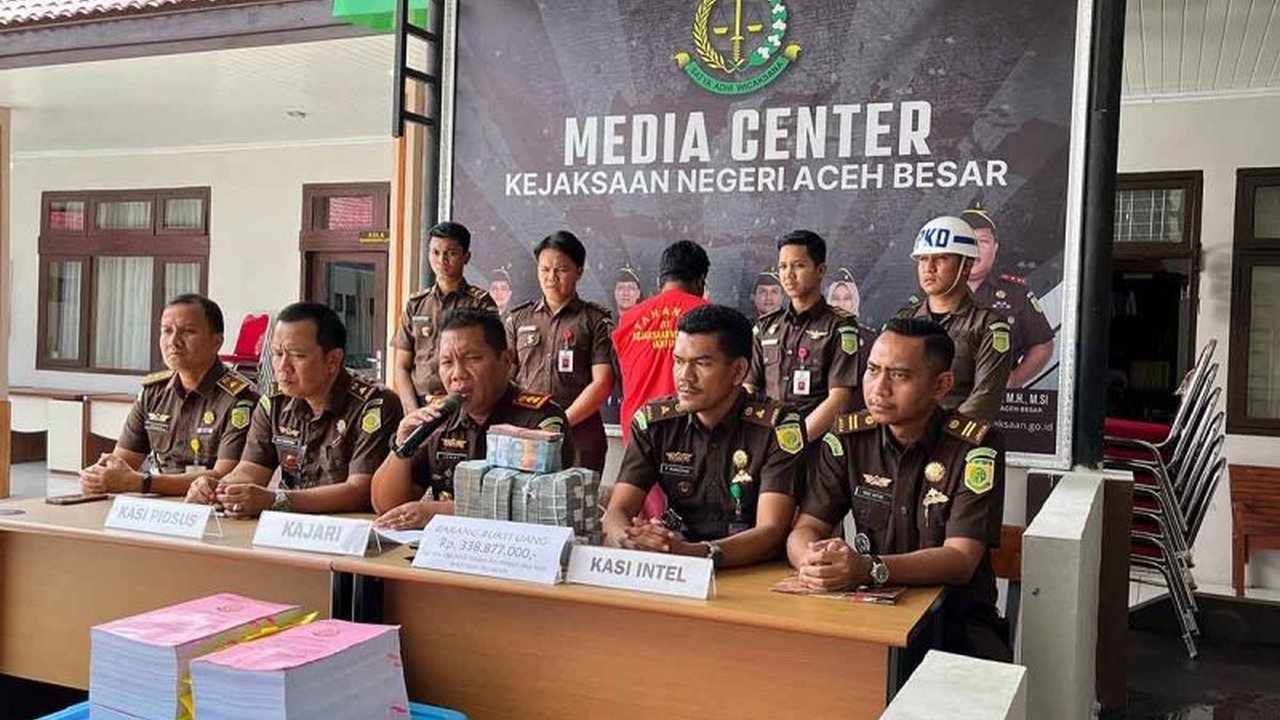 Kejari Aceh Besar menahan M, mantan ketua unit kegiatan PNPM Mandiri Perdesaan, atas kasus korupsi dana simpan pinjam senilai Rp1,6 miliar lebih.