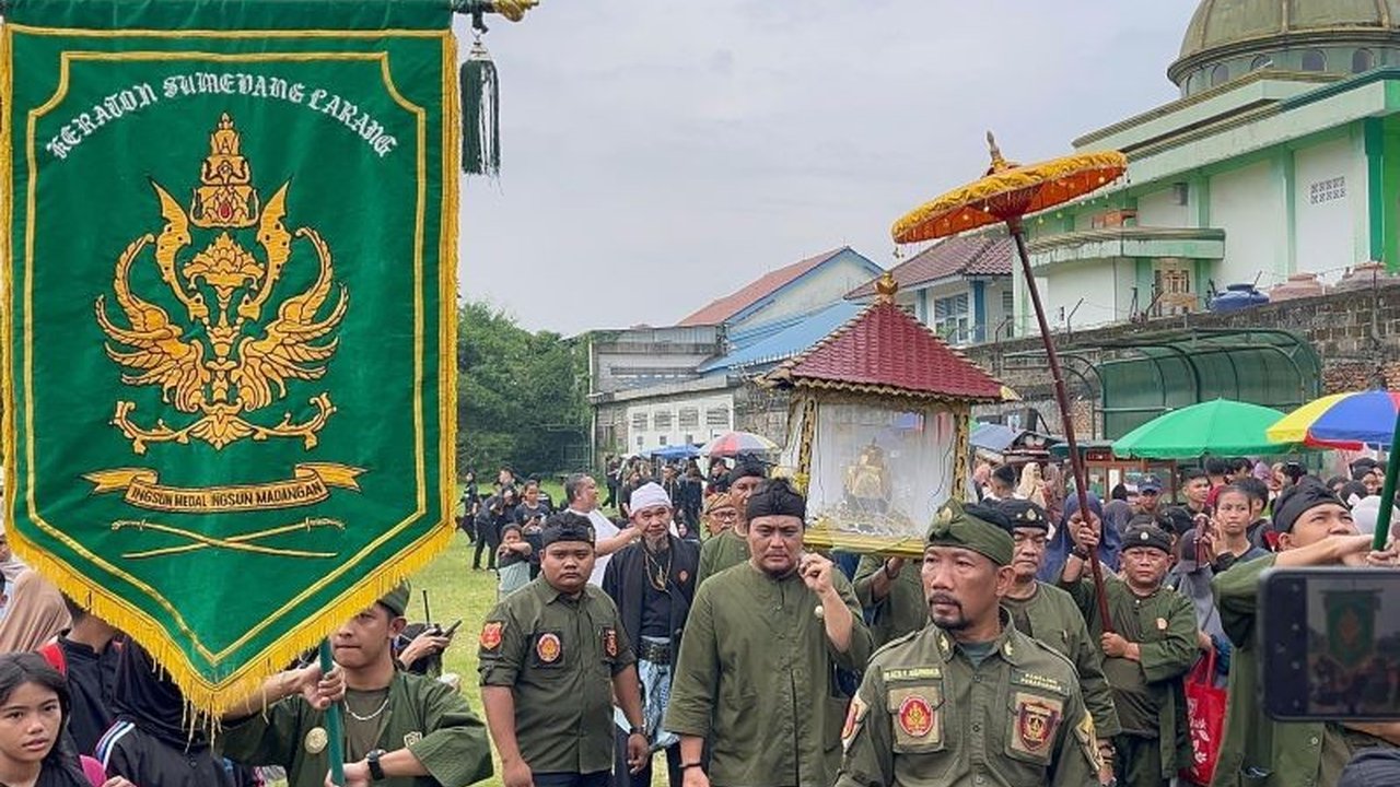 Kirab Mahkota Binokasih di Kabupaten Bogor berlangsung meriah tanpa penutupan jalan, dengan pengaturan lalu lintas yang ketat oleh Dishub untuk memastikan kelancaran acara dan kenyamanan masyarakat.