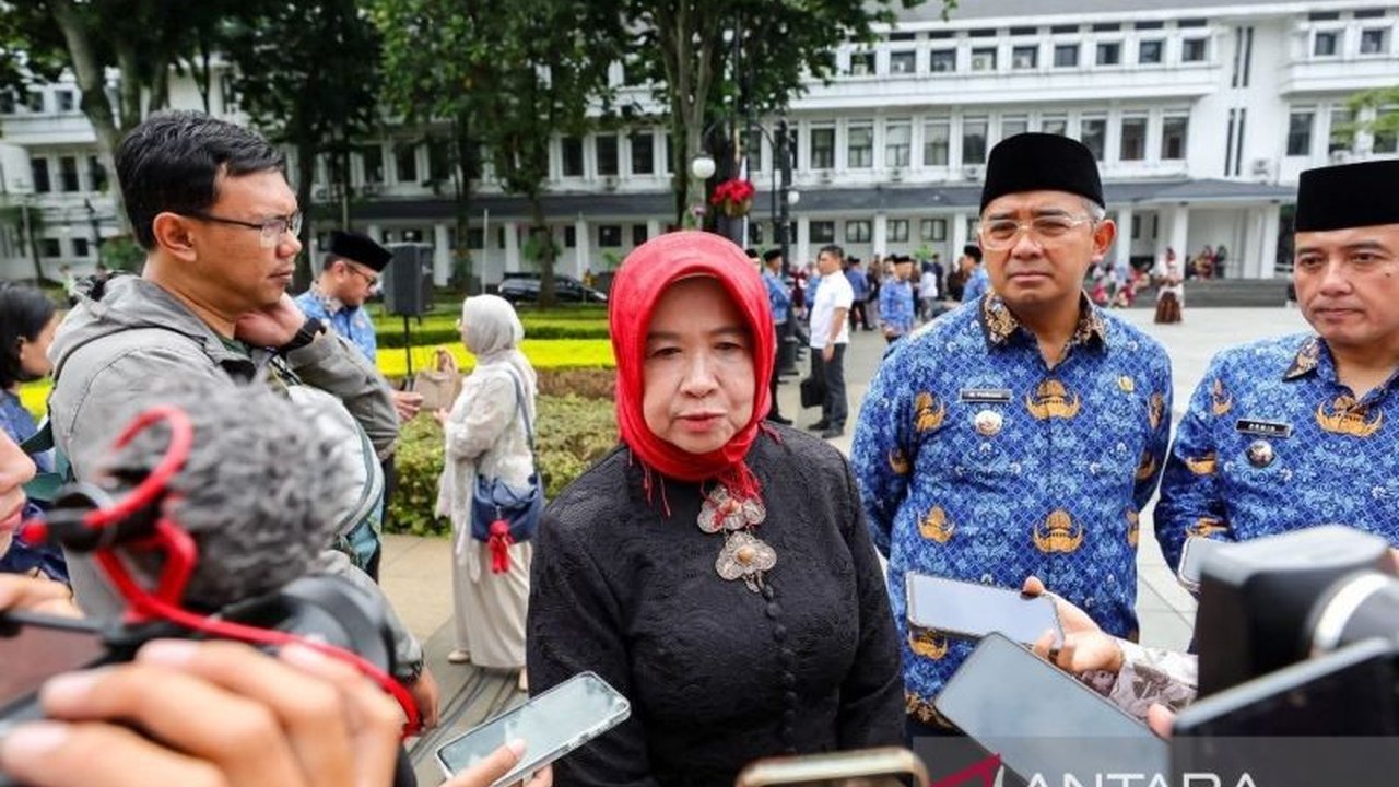 Pemerintah Kota Bandung memberikan bantuan modal usaha hingga Rp2 juta kepada 160 perempuan kepala keluarga untuk meningkatkan kemandirian ekonomi mereka melalui pelatihan dan pemasaran produk.