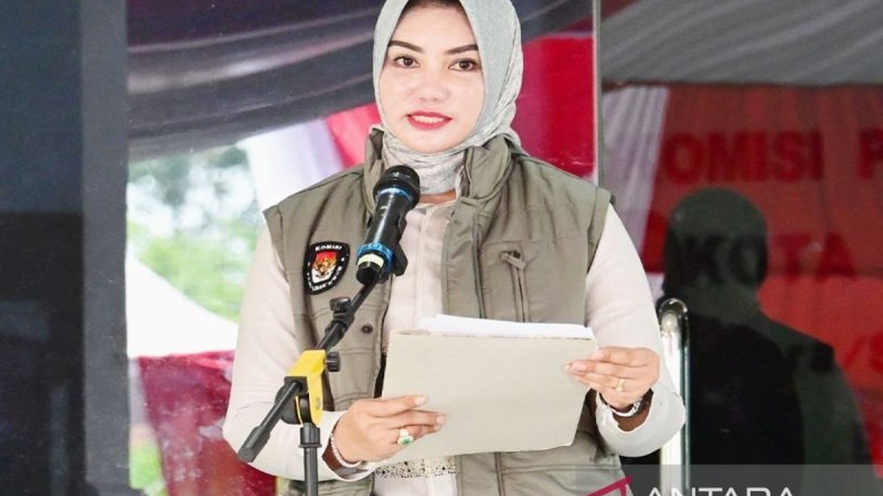 Andi Tenri Sompa, Ketua KPU Kalsel, sukses pimpin Pemungutan Suara Ulang (PSU) Pilkada Banjarbaru 2024 dengan lancar, aman, dan tanpa insiden, menjadi bukti perempuan mampu memimpin lembaga bergengsi.