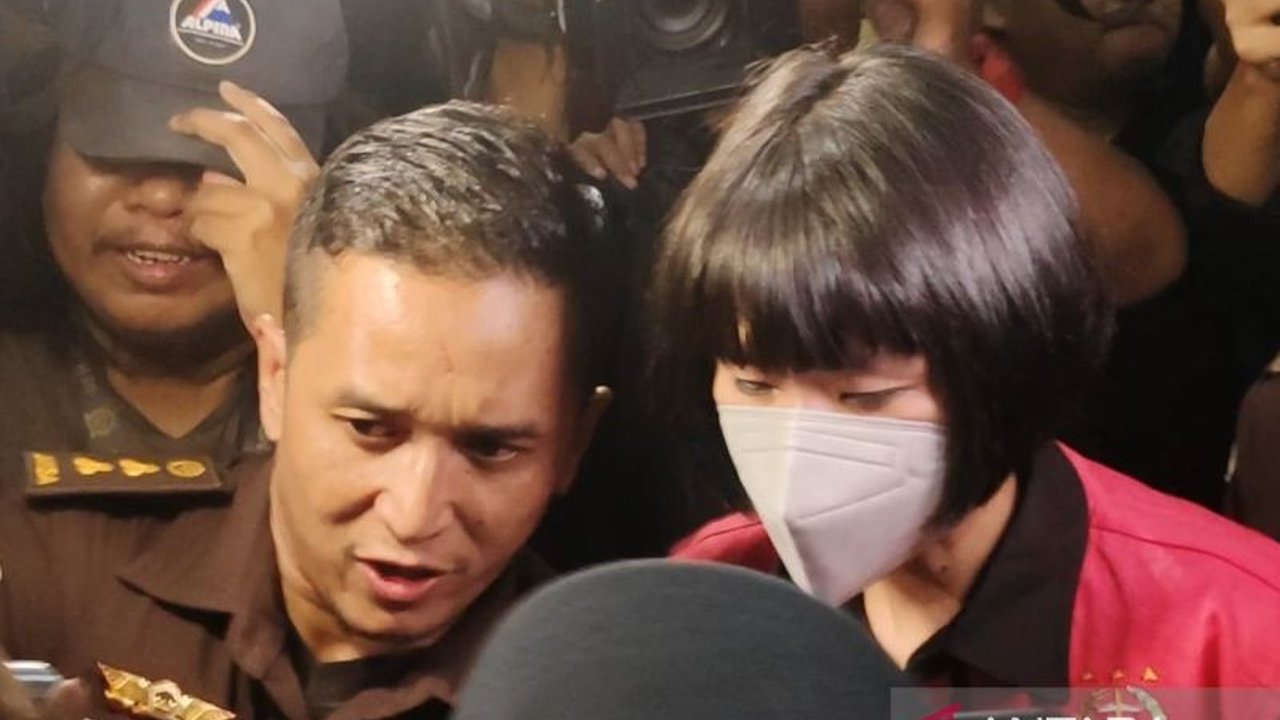 Kejaksaan Agung menetapkan tiga tersangka dalam kasus perintangan penyidikan perkara korupsi yang melibatkan advokat, dosen, dan direktur pemberitaan JAKTV dengan total kerugian negara mencapai ratusan juta rupiah.