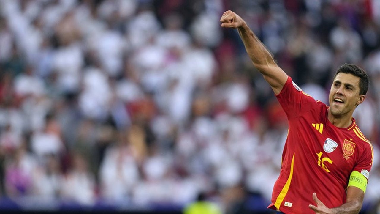 Ambisi Gila Madrid: Incar Rodri dari Manchester City untuk Gantikan Peran Kroos