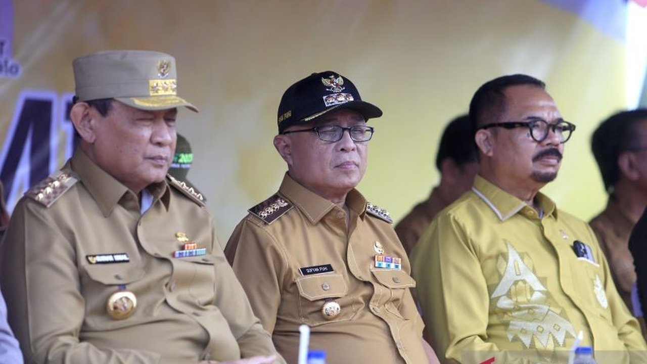 Ketua DPRD Gorontalo, Thomas Mopili, mengajak Pemda dan petani meningkatkan kolaborasi sektor pertanian untuk kesejahteraan masyarakat, menjadikan program panen raya jagung sebagai contoh sukses sinergi.