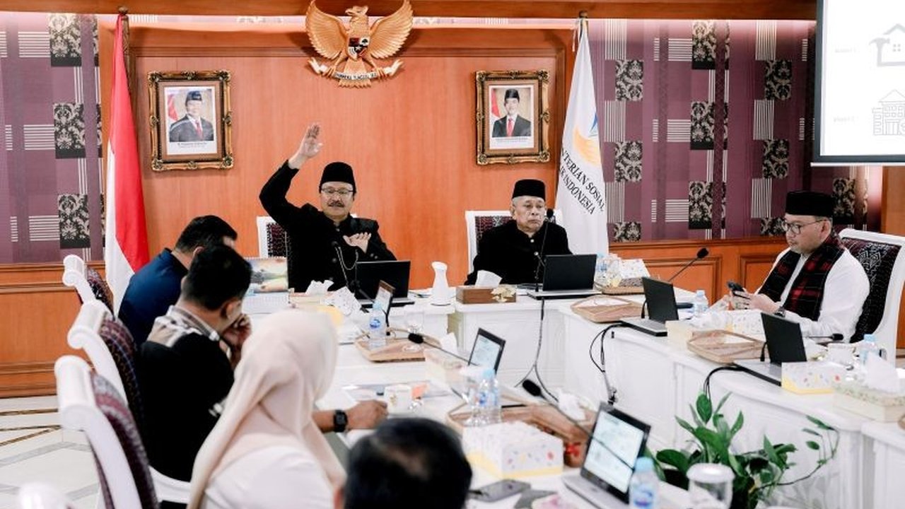 Kementerian Sosial mengajak kepala daerah berkolaborasi entaskan kemiskinan lewat program Sekolah Rakyat dan optimalisasi Data Tunggal Sosial Ekonomi Nasional (DTSEN).