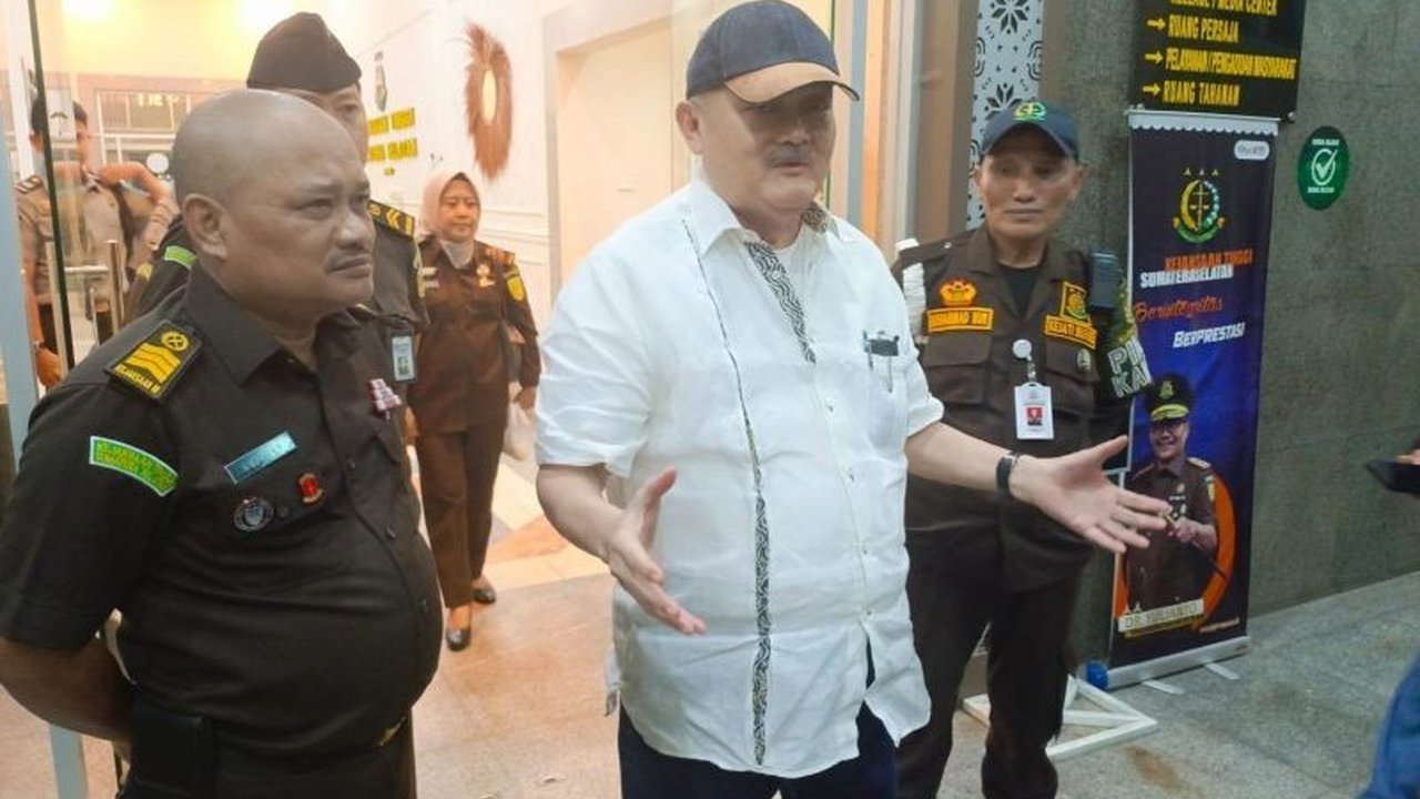 Mantan Gubernur Sumsel, Alex Noerdin, menjalani pemeriksaan intensif selama 12 jam terkait kasus dugaan korupsi pembangunan Pasar Cinde Palembang yang mangkrak, menjelaskan proyek tersebut telah melalui kajian mendalam.