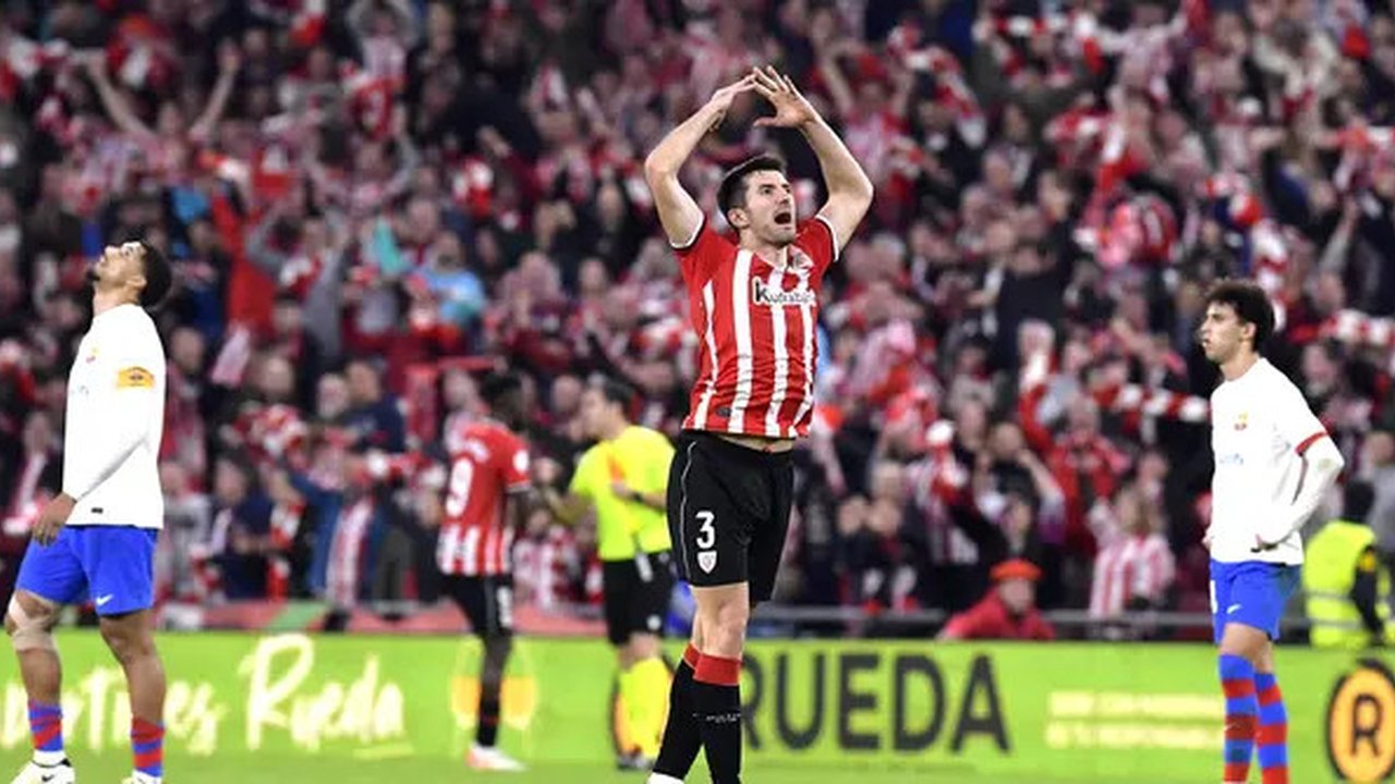 Pemain Athletic Bilbao, Dani Vivian, merayakan kemenangan atas Barcelona pada laga perempat final Copa del Rey di Stadion San Mames, Kamis (25/01/2024). Athletic Bilbao sukses menumbangkan