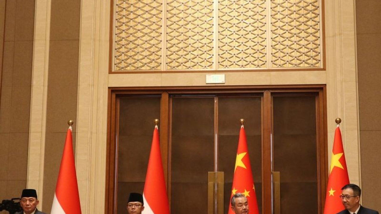 Indonesia dan China sepakat bentuk mekanisme dialog strategis keamanan komprehensif, termasuk kerja sama militer, pengendalian senjata, dan penanganan isu Laut China Selatan, serta peningkatan kerja sama ekonomi.