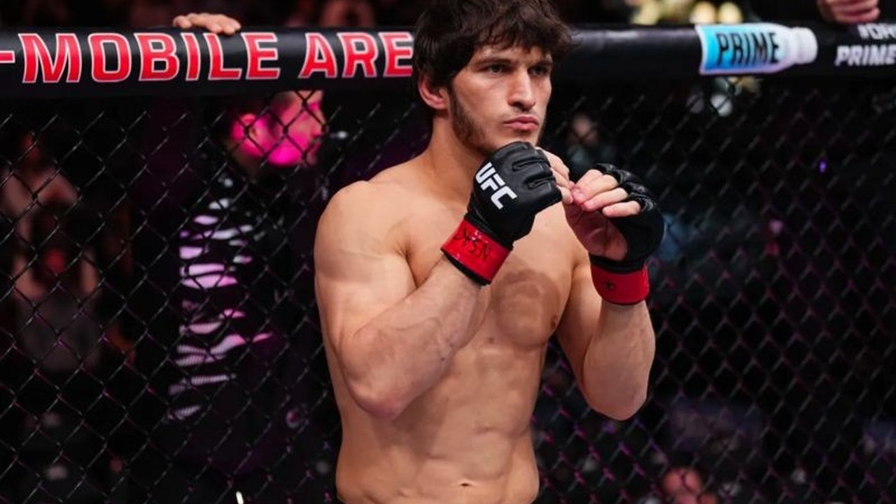 Movsar Evloev, petarung UFC kelas bulu dengan rekor impresif,  bertekad merebut gelar juara dari Alexander Volkanovski dengan mengandalkan kekuatan, kemampuan gulat, dan serangannya yang mematikan.