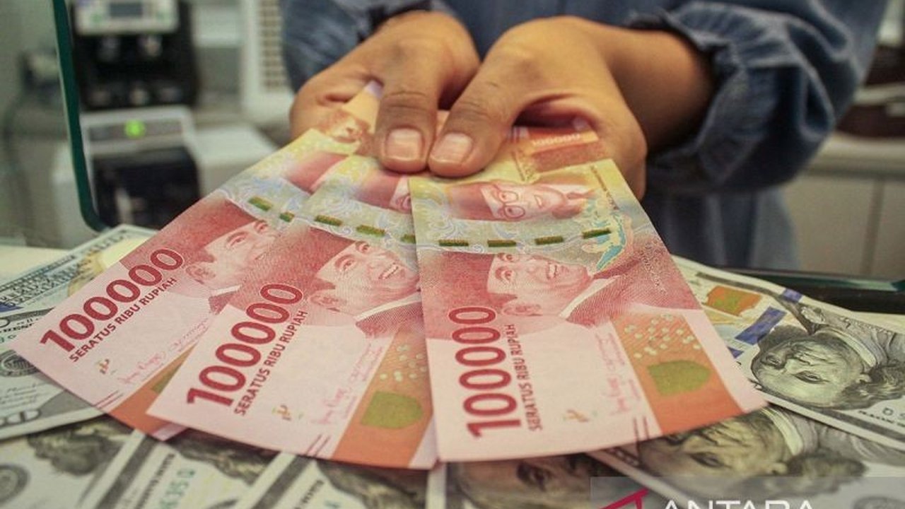 Nilai tukar rupiah terhadap dolar Amerika Serikat pagi ini melemah 38 poin, mencapai Rp16.845 per dolar AS, disebabkan beberapa faktor ekonomi global.