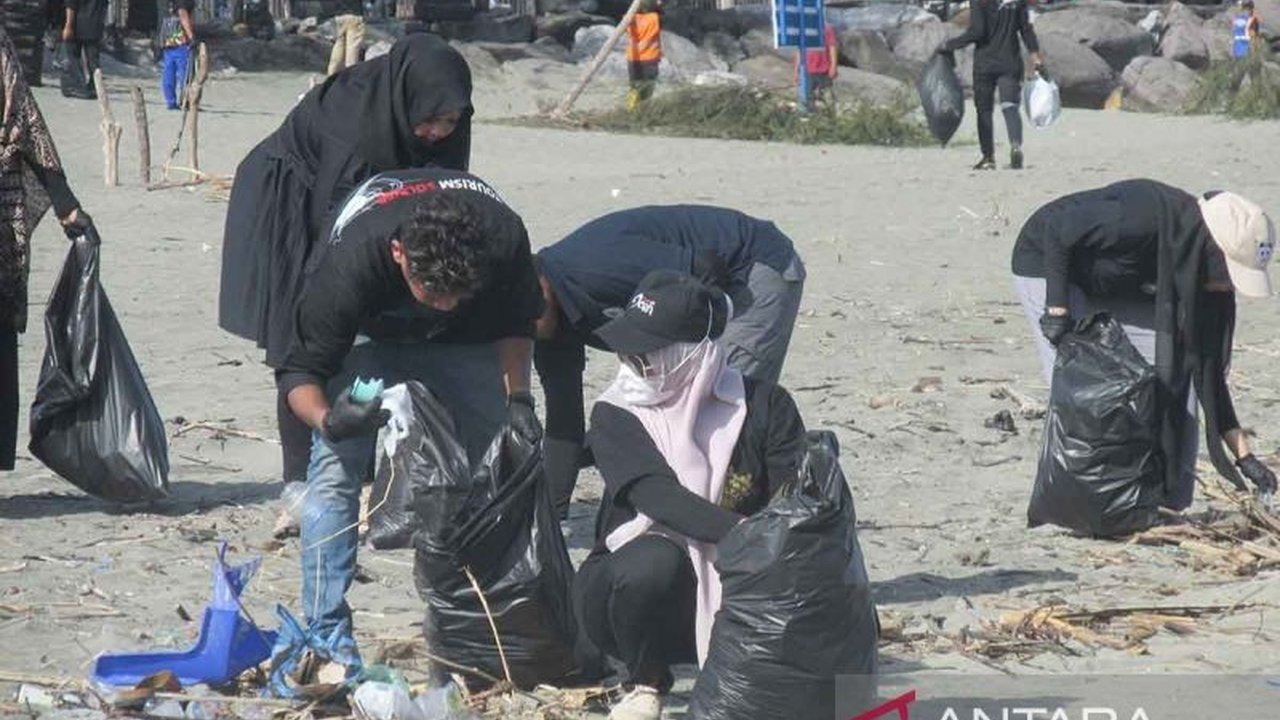 Asosiasi Pelaku Pariwisata Indonesia (ASPPI) Aceh membersihkan Pantai Syiah Kuala dalam rangka Hari Bumi, mengkampanyekan kepedulian lingkungan dan kebersihan destinasi wisata.