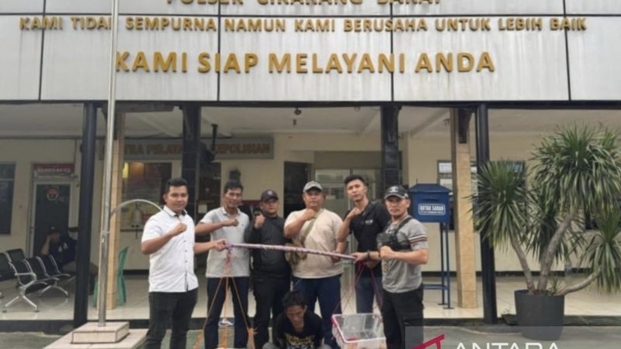 Seorang pencuri motor yang menyamar sebagai tukang buah keliling berhasil ditangkap polisi di Bekasi setelah aksinya viral di media sosial.