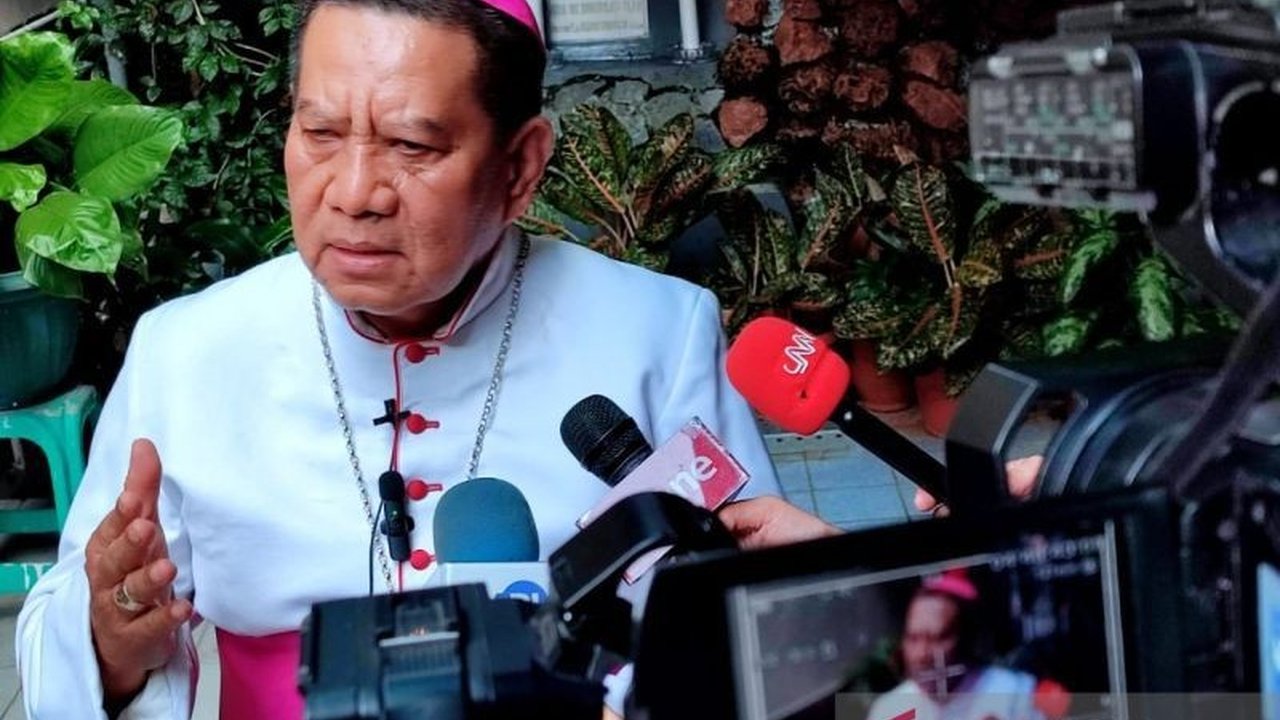 Gereja Katedral Makassar menggelar doa rosario dan misa khusus untuk mengenang Paus Fransiskus yang wafat pada usia 88 tahun, meninggalkan warisan perjuangan kemanusiaan.