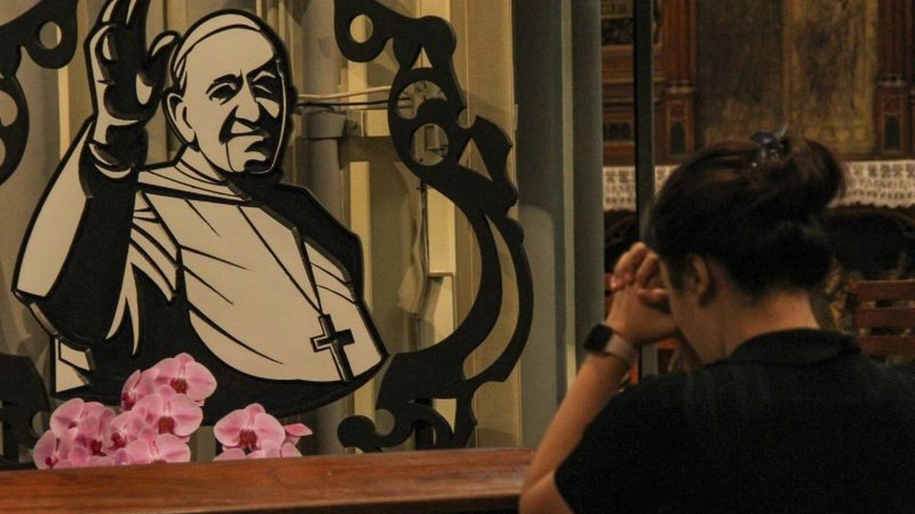 Kematian Paus Fransiskus membuka peluang bagi pemimpin Gereja Katolik dari Asia atau Afrika, dengan Kardinal Peter Turkson dan Luis Antonio Tagle sebagai kandidat kuat.