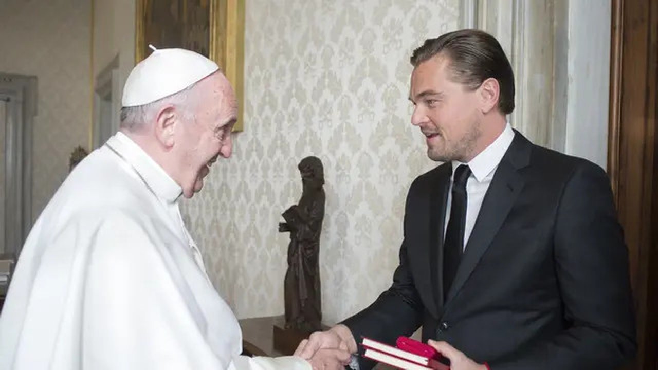Leonardo DiCaprio dan Paus Fransiskus pada 28 Januari 2016. (OSSERVATORE ROMANO / AFP)