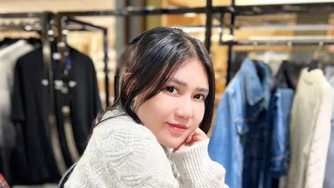 (Sumber: Instagram @viavallen)