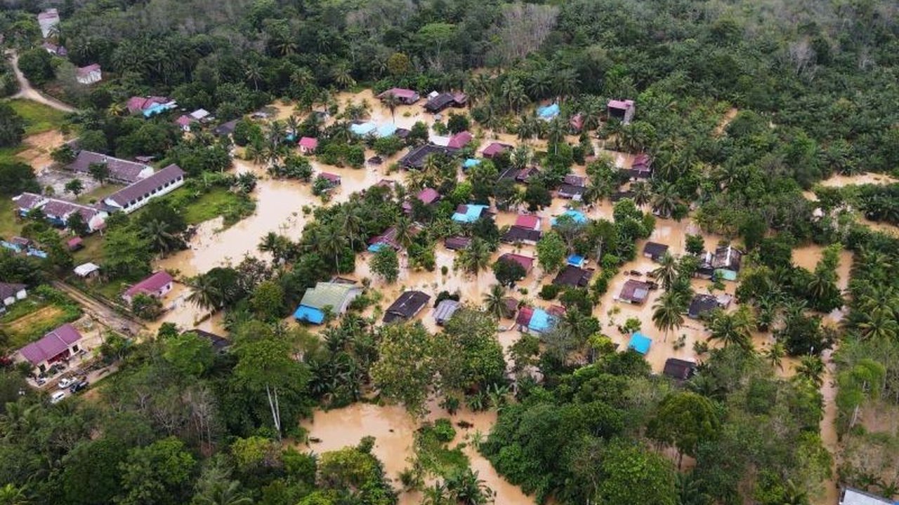 BMKG Samarinda memprakirakan hujan dengan intensitas menengah hingga tinggi di Kalimantan Timur pada dasarian III April, berpotensi menyebabkan banjir dan tanah longsor.