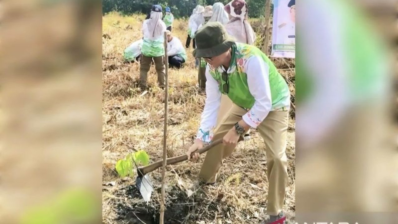 Dinas Lingkungan Hidup Kotim gencar kampanyekan penyelamatan lingkungan melalui penanaman pohon, mengajak masyarakat berpartisipasi aktif mencegah kerusakan lingkungan di Kalimantan Tengah.