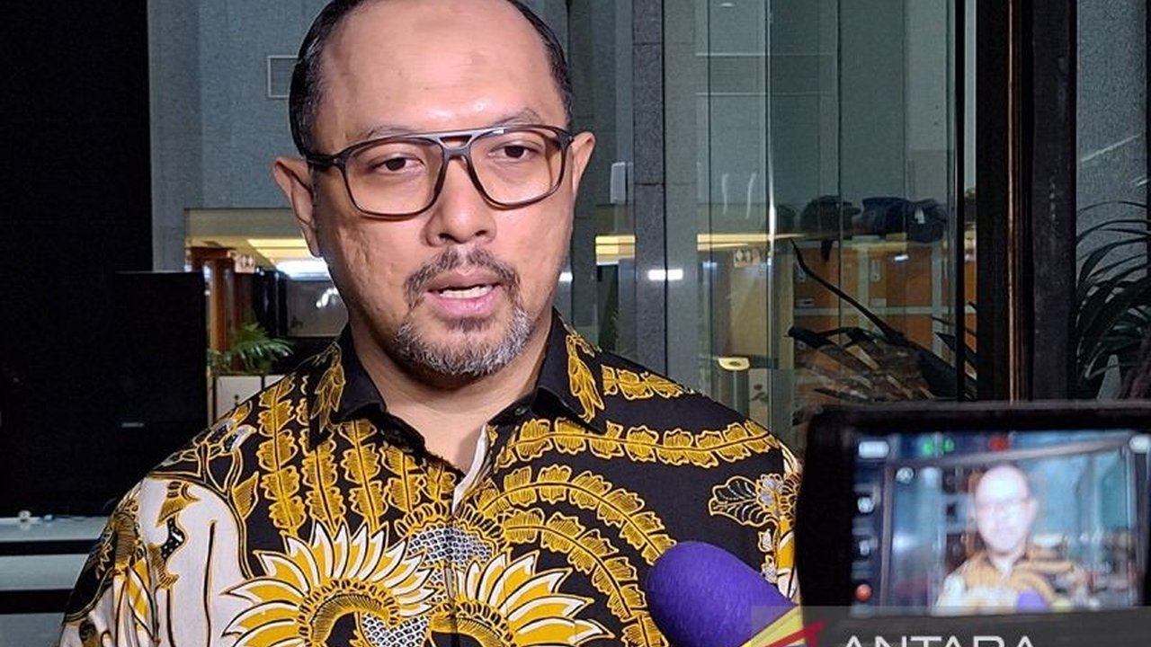 KPK memeriksa Hadi Sutrisno, mantan Pemeriksa Pajak Madya, terkait kasus dugaan gratifikasi Rp21,5 miliar yang diterima mantan Kepala Kanwil Ditjen Pajak Jakarta Khusus, Mohamad Haniv.