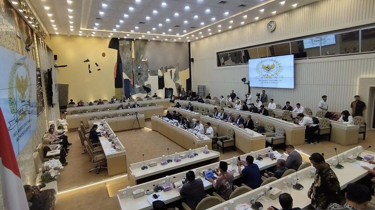 Komisi II DPR mendesak kejelasan rencana pemindahan ASN ke IKN, Menteri PANRB Rini Widyantini memastikan pemindahan bertahap dengan jaminan satu ASN satu unit hunian.