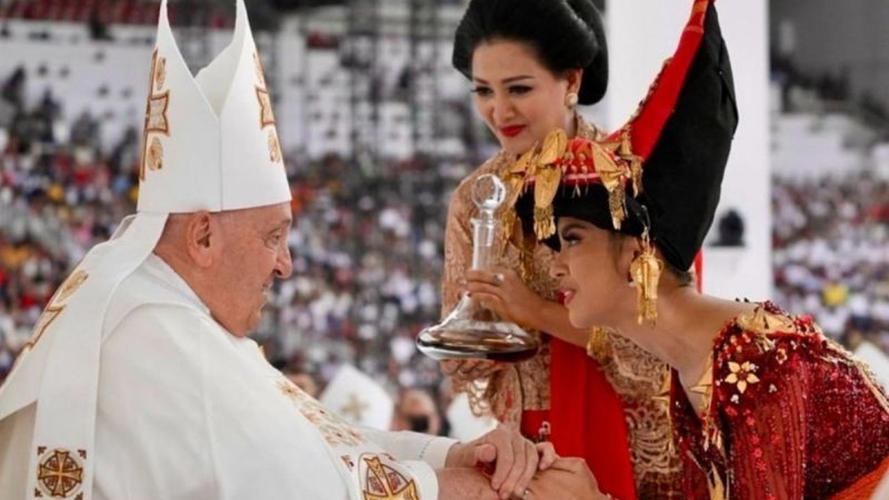 Penyanyi Lyodra Ginting mengungkapkan kesedihannya atas meninggalnya Paus Fransiskus dan mengenang pertemuan mengharukan mereka di Jakarta tahun lalu.