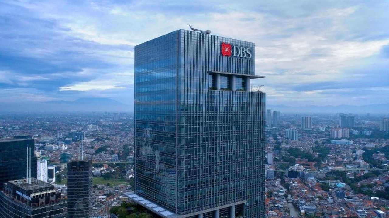 DBS Group Research memproyeksikan Bank Indonesia akan memangkas suku bunga acuan sebesar 50 bps pada tahun ini karena inflasi yang rendah dan kondusif.