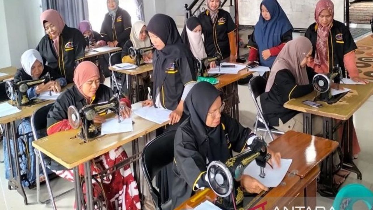 Pemerintah Provinsi Kalimantan Selatan meningkatkan keterampilan Ibu Rumah Tangga (IRT) melalui program Mobile Training Unit pelatihan menjahit di Hulu Sungai Utara untuk meningkatkan daya saing ekonomi.