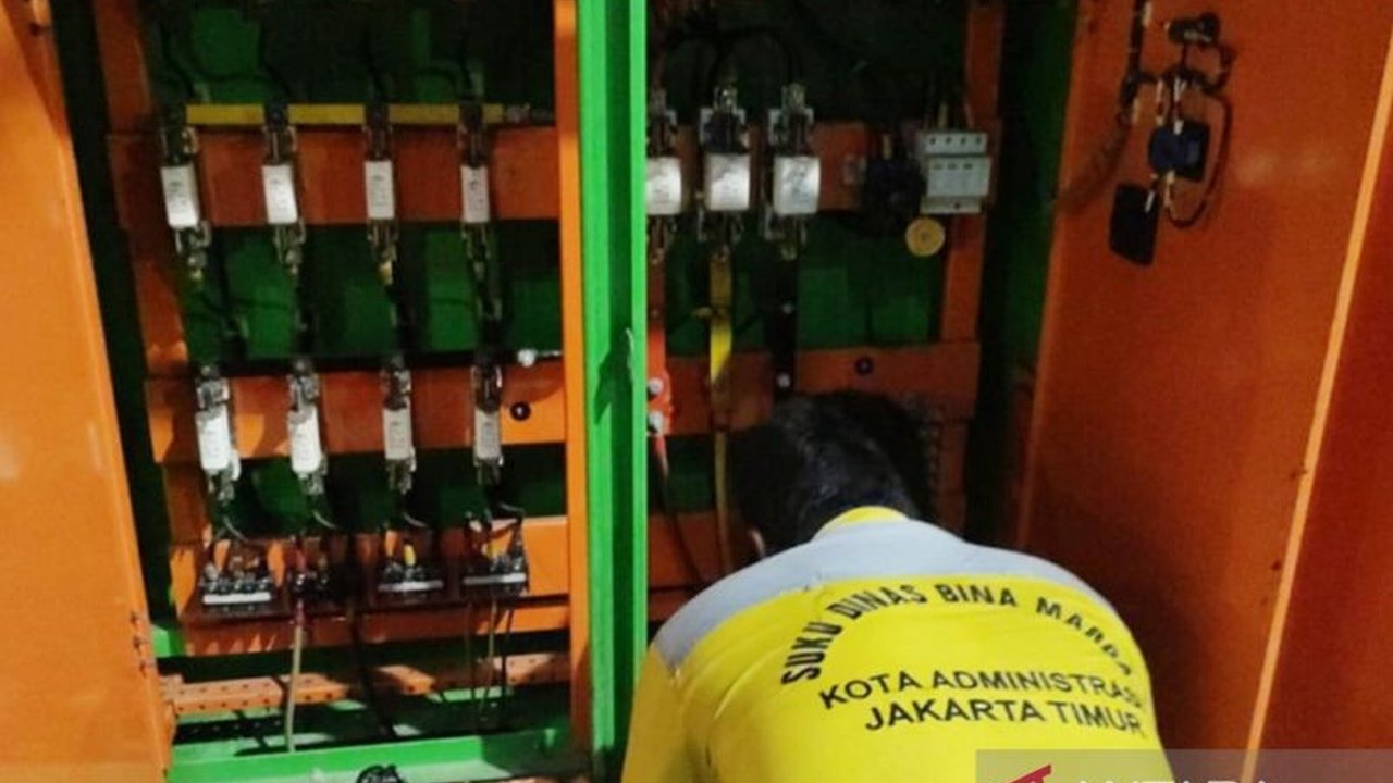Pemkot Jakarta Timur melalui Sudin Bina Marga memperbaiki kerusakan panel pengatur waktu lampu PJU di Rawamangun yang mengakibatkan 30 lampu padam, memulihkan penerangan jalan dan keamanan warga.