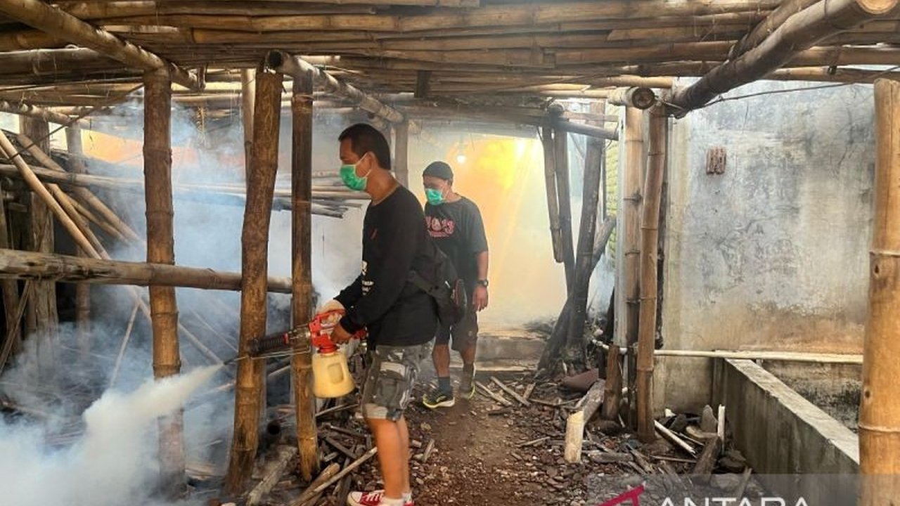 Anggota DPRD Kota Surakarta, Baruna Wasita Aji, menginisiasi fogging gratis untuk mencegah penyebaran Demam Berdarah Dengue (DBD) di Solo, menanggapi laporan warga melalui media sosial.