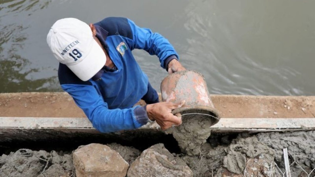 Sudin SDA Jakarta Selatan targetkan rampungnya peninggian turap Kali Ciliwung di Rawajati, Pancoran pada Mei 2025 untuk mencegah genangan saat musim hujan.