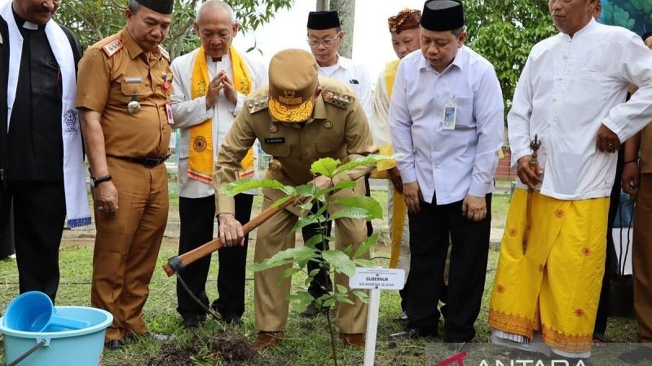 Gubernur Kalimantan Selatan, H. Muhidin, sukseskan gerakan penanaman satu juta pohon matoa se-Indonesia, sebagai wujud nyata tanggung jawab terhadap kelestarian lingkungan dan keberlangsungan hidup.