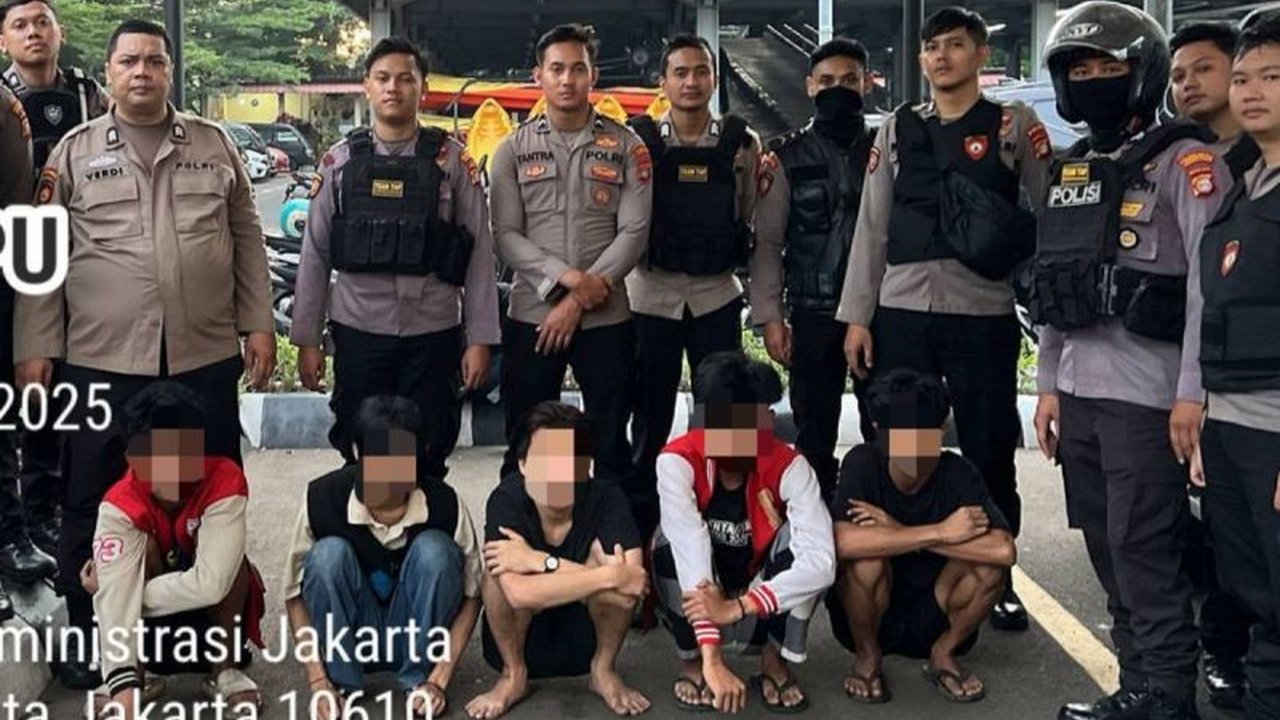 Polres Metro Jakarta Pusat menangkap lima remaja pelaku tawuran di Gambir dan menyita senjata tajam; polisi selidiki dugaan provokasi media sosial.