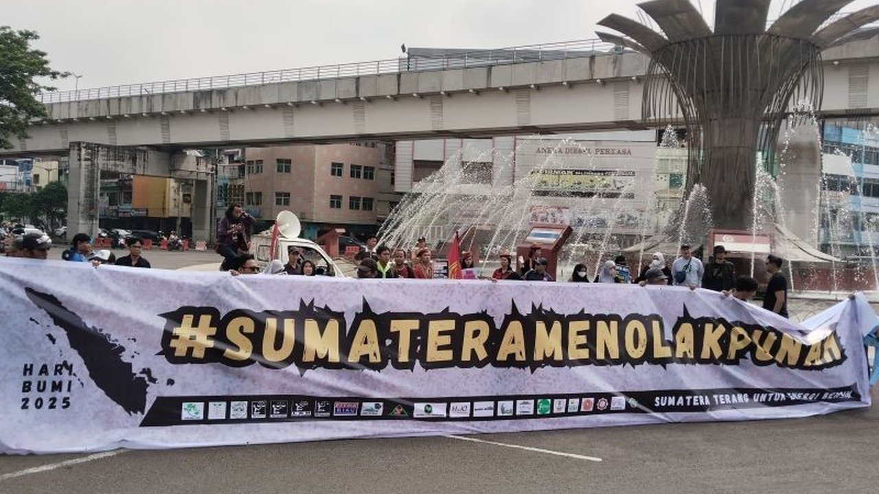 Organisasi Sumatera Terang menggelar aksi di Palembang memperingati Hari Bumi 2025, mendesak transisi energi bersih dan menolak kebijakan yang mengancam keberlanjutan hidup di Pulau Sumatera.