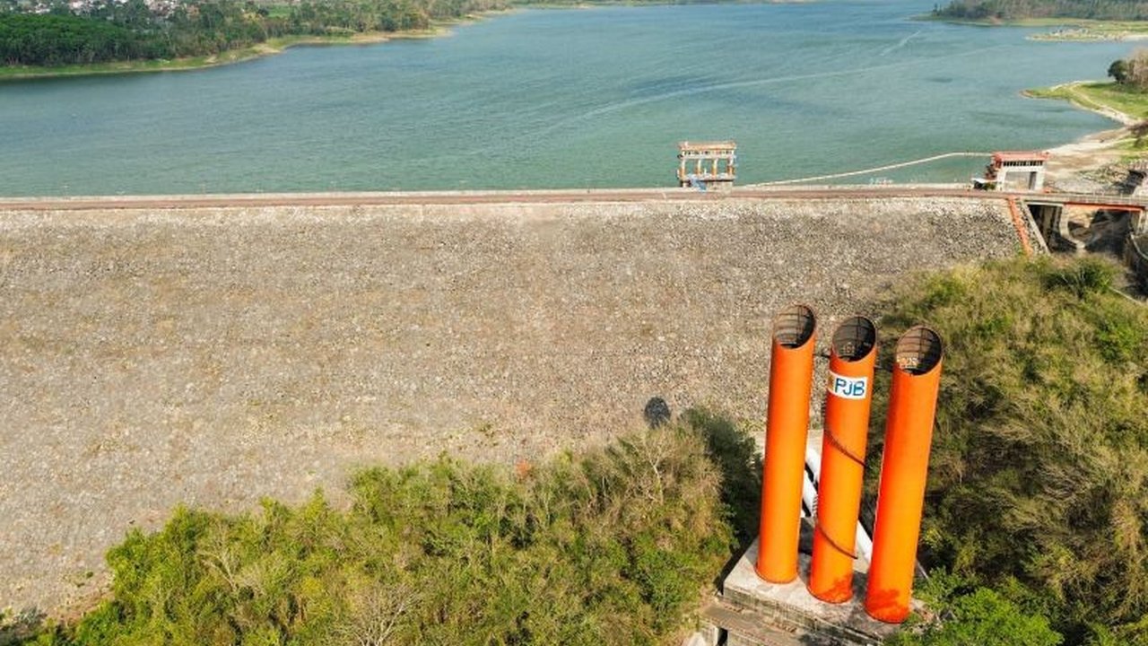 Penerbitan Permen ESDM No. 10/2025 diapresiasi sebagai langkah maju transisi energi, namun perlu perbaikan terkait perincian PLTU yang akan dipensiunkan dan target waktu penghentian operasional.