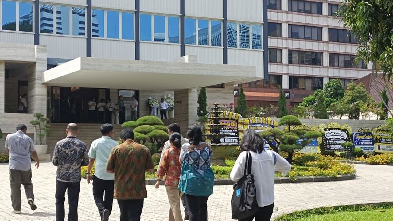 Kedutaan Besar Vatikan di Jakarta menggelar open house sebagai bentuk belasungkawa atas meninggalnya Paus Fransiskus, menerima kunjungan umat Katolik dari berbagai daerah yang menyampaikan ucapan duka cita.