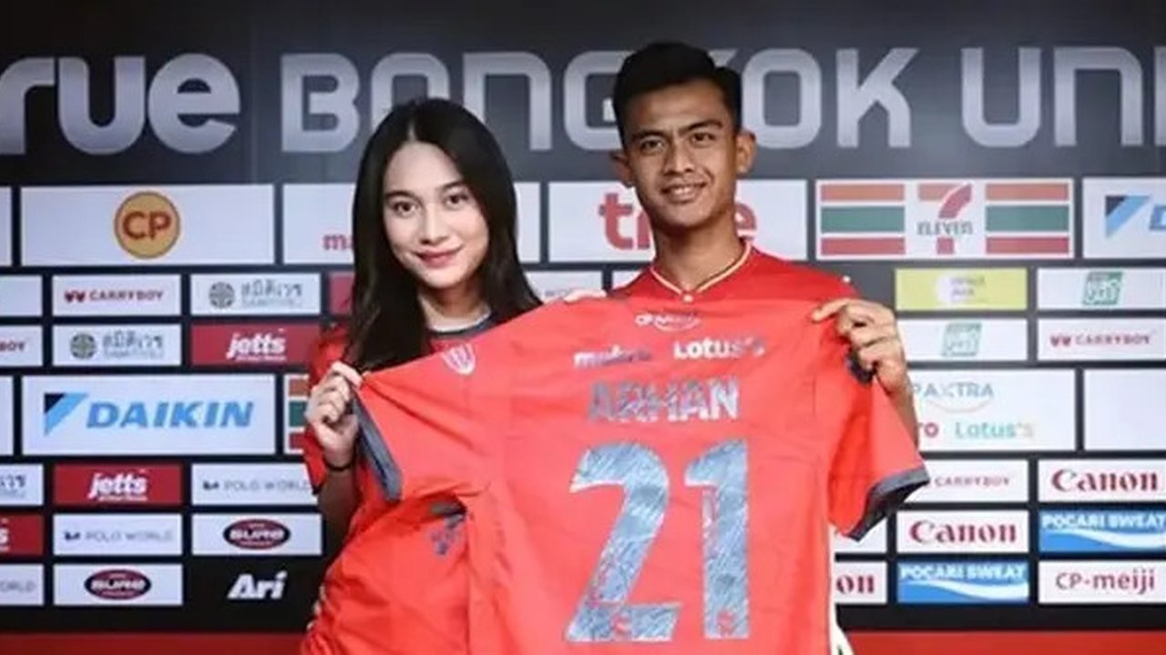 Momen Pratama Arhan (kanan) diperkenalkan sebagai pemain Bangkok United (c) Instagram/pratamaarhan8