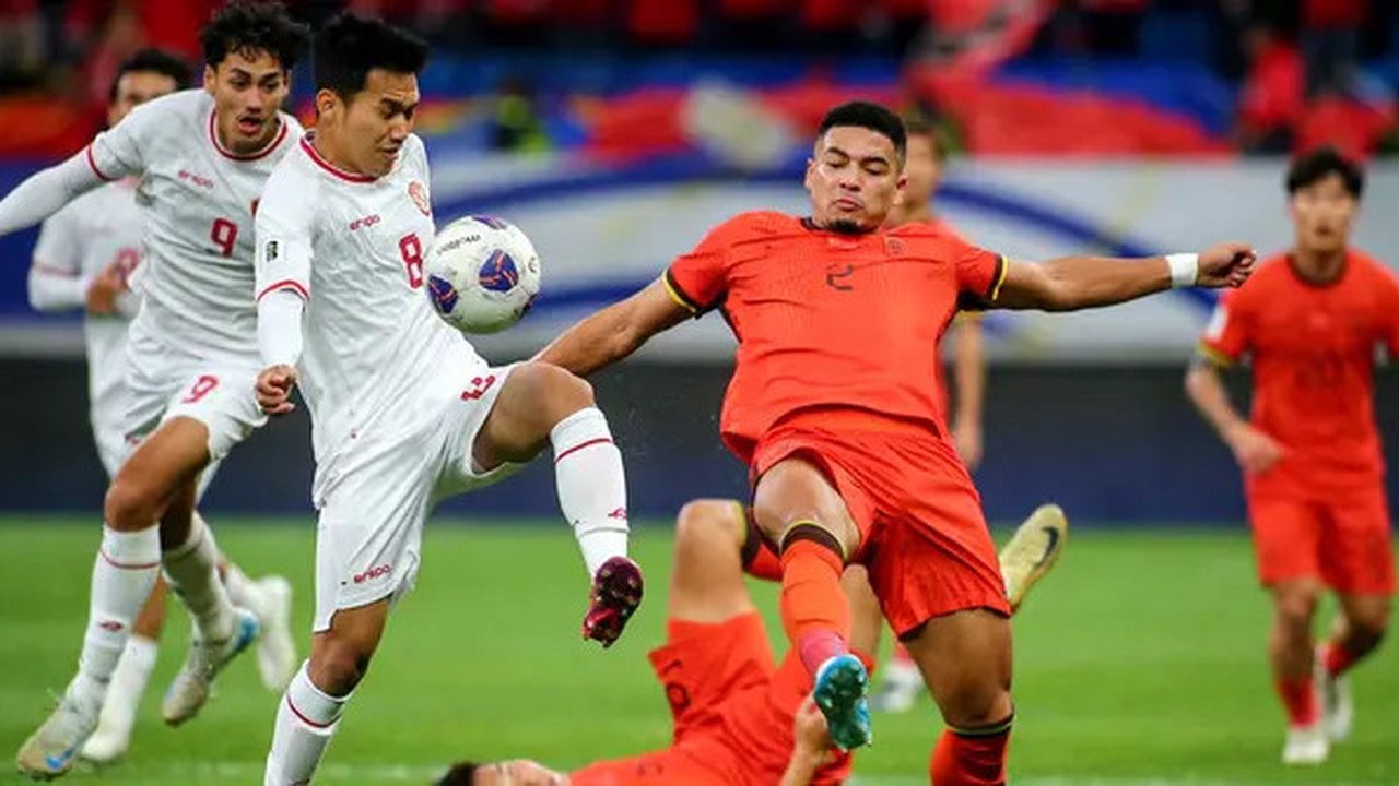 Pemain Timnas Indonesia, Witan Sulaeman (kiri) berebut bola dengan pemain China, Jiang Guangtai (kanan) saat laga lanjutan putaran ketiga Grup C Kualifikasi Piala Dunia 2026 di Qingda