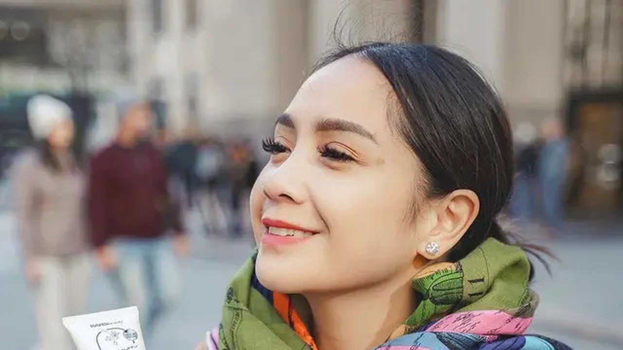 Nagita Slavina mengenakan syal dari Hermes seharga Rp17,6 juta. Syal ini dipadukan dengan long coat dari Maxmara seharga Rp27,9 jutaan [@raffinagita1717]