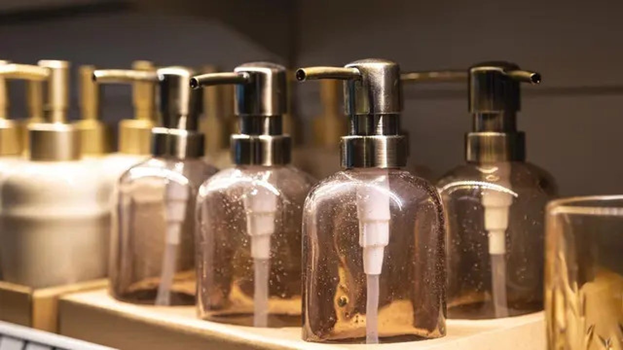 Untuk menjaga parfum tetap awet dan wanginya tahan seharian, kamu harus memastikan menaruhnya di dalam rak rendah agar tidak gampang pecah dan berubah kualitasnya. (Foto dok: Freepik/pvproduc