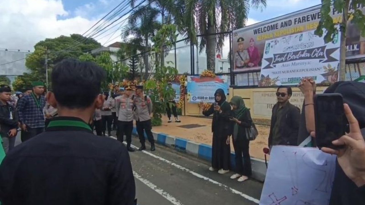 HMI Cabang Pacitan menggelar aksi damai di depan Mapolres Pacitan, menuntut evaluasi sistem perlindungan tahanan dan transparansi hukum terkait dugaan kasus pemerkosaan tahanan oleh oknum polisi.
