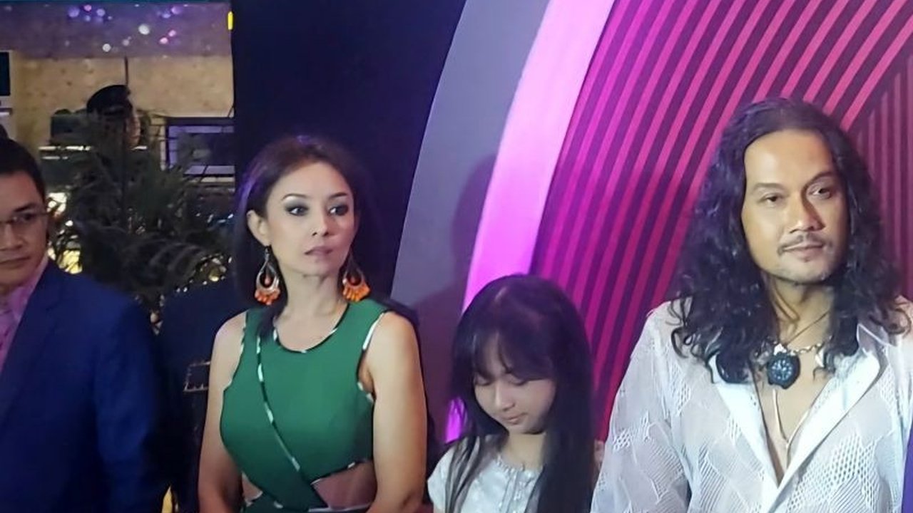 Aktris Putri Patricia memerankan peran AKP di film Mendadak Dangdut, mendalami karakter dengan mengamati polisi tetangganya dan menghadapi tantangan menarik dalam adegan penggunaan pistol.