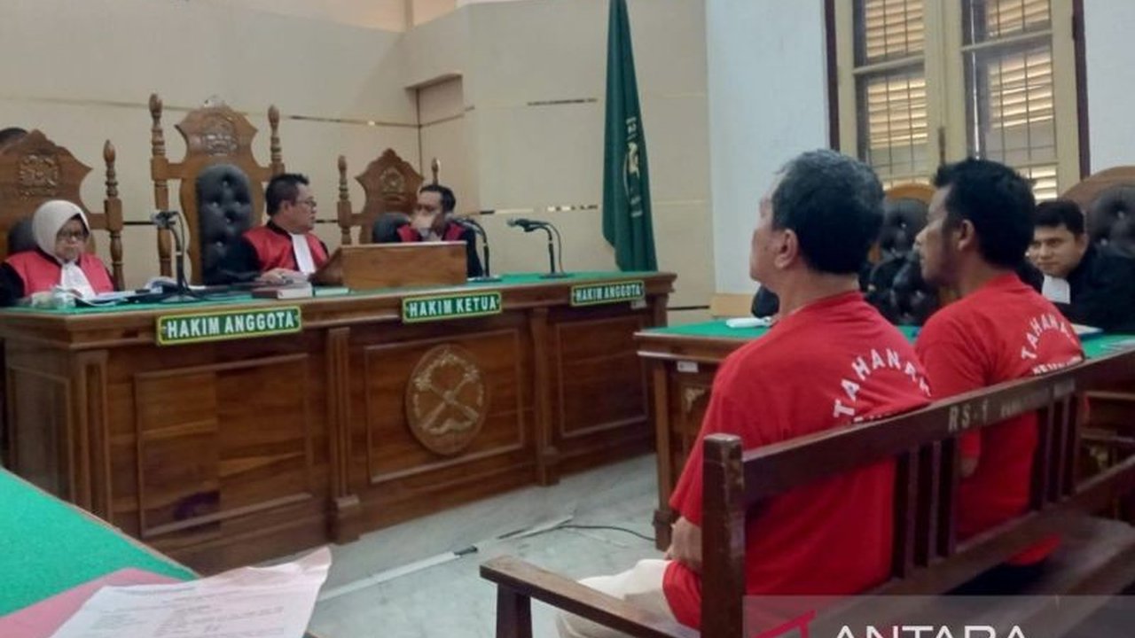 Oknum jaksa gadungan, Andi Wahab Simamora, dituntut tiga tahun penjara karena menipu pengusaha alat kesehatan di Medan dengan modus pemerasan dan ancaman.