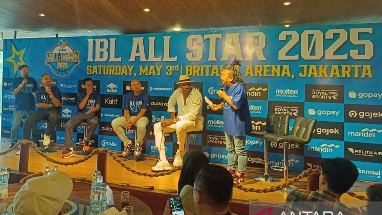 Pebasket Dewa United, Kaleb Ramot Gemilang, penuh antusias menatap Three-Point Contest IBL All-Star 2025 di Britama Arena, Jakarta, meskipun ini kali pertama baginya.