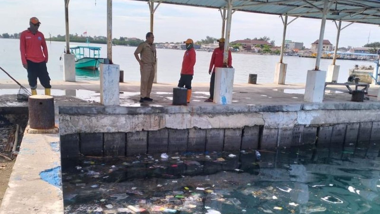 Pemerintah Kabupaten Kepulauan Seribu berhasil mengangkut 300 kg sampah kiriman di perairan Pulau Kelapa, meningkat drastis dari biasanya, menunjukkan dampak serius pencemaran laut.