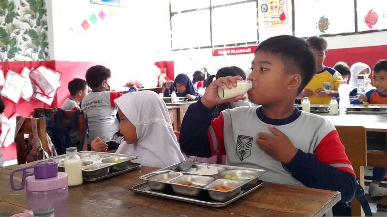 Pakar ekonomi menilai Program Makan Bergizi Gratis (MBG) bukan sekadar beban negara, melainkan investasi jangka panjang untuk menciptakan generasi Indonesia Emas 2045 yang sehat dan produktif.