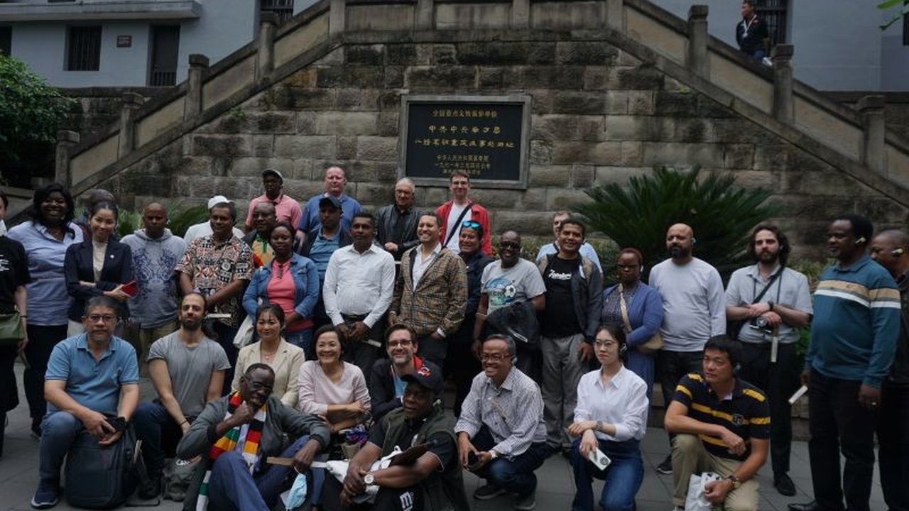 Delegasi jurnalis internasional mengunjungi Museum Peringatan Revolusi Hongyan di Chongqing, China, bekas markas CPC selama Perang Anti-Jepang, dan mempelajari sejarah perjuangan revolusioner.