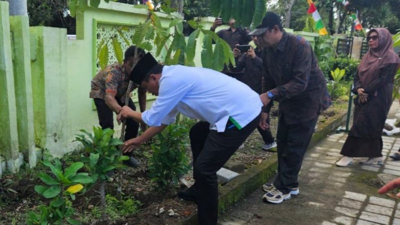 Kemenag NTB bersama Kemenag Lombok Barat menanam bibit pohon matoa dalam rangka memperingati Hari Bumi ke-55 dan mendukung program prioritas nasional, sekaligus menguatkan moderasi beragama melalui kepedulian lingkungan.